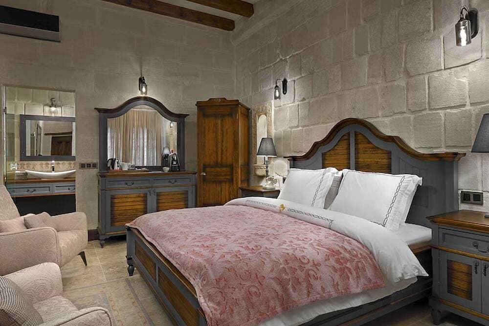Foto 6 von 16: Historical Getaway! Relaxing Unit with Pool, Sauna and Free Parking!