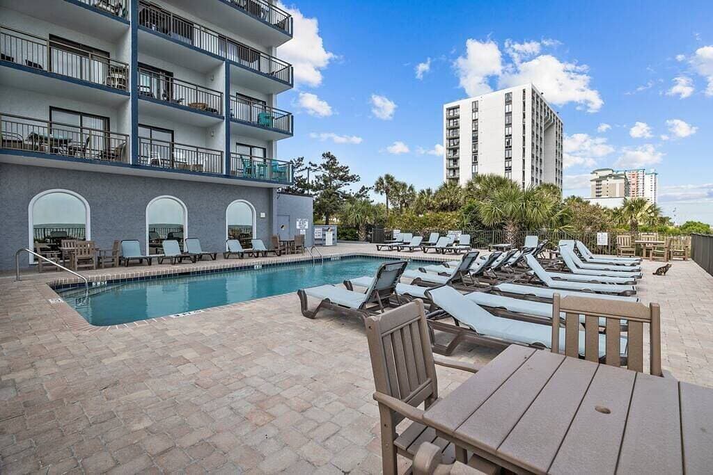 Foto 3 von 46: Renovated Condo with Gorgeous Ocean Views