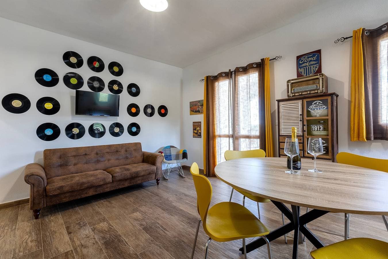Foto 3 von 28: Apartment 'Vintage Village – 70er Jahre' mit Bergblick, WLAN und Klimaanlage