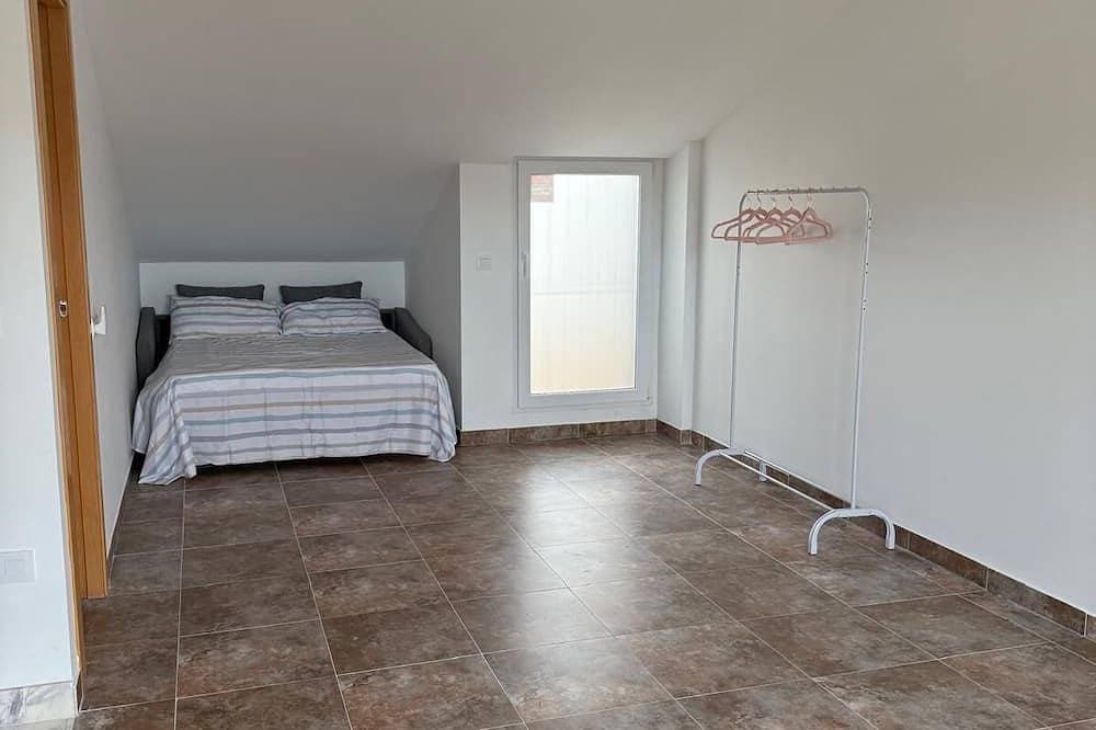 Foto 2 von 30: Brand New Duplex with Underground Private Parking: 15-20 minutes to beaches
