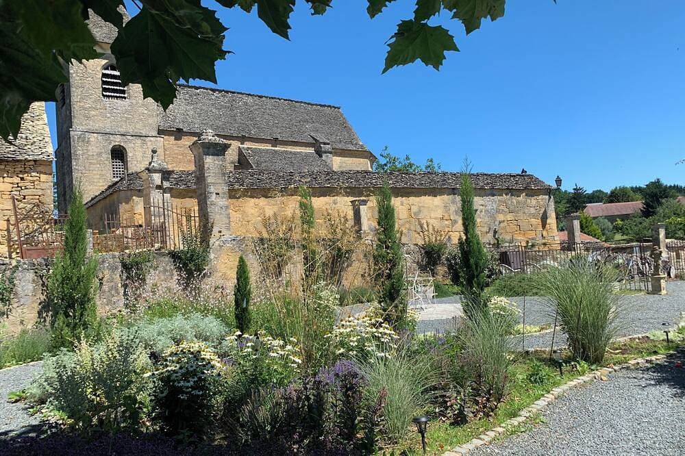 Foto 6 von 16: Le Petit Gite au Manoir de Carlucet. Friendly pub/restaurant a short walk.