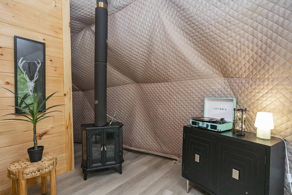 Foto 5 von 49: ➡️🛣️ Further up the Road Large Glamping Dome with Hot Tub, Fire Pit and Grill