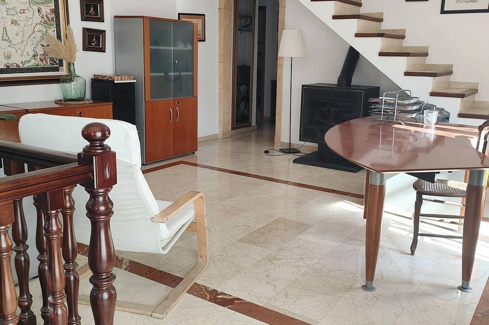 Foto 11 von 30: Casa con Mucho Espacio en Pueblo muy Tranquilo Bien Comunicado. Piscina