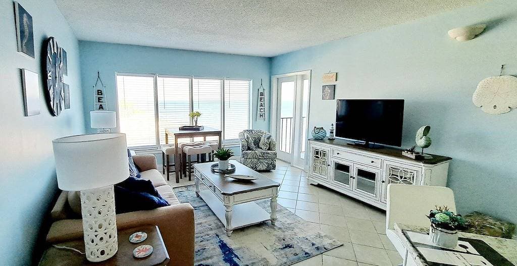 Foto 2 von 50: Ocean View One Bedroom Condo ~ Palace 1810