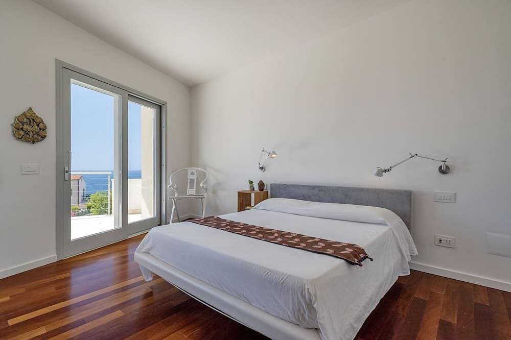 Foto 3 von 30: Luxury Seafront Villa with Rooftop Pool & Stunning Sea Views