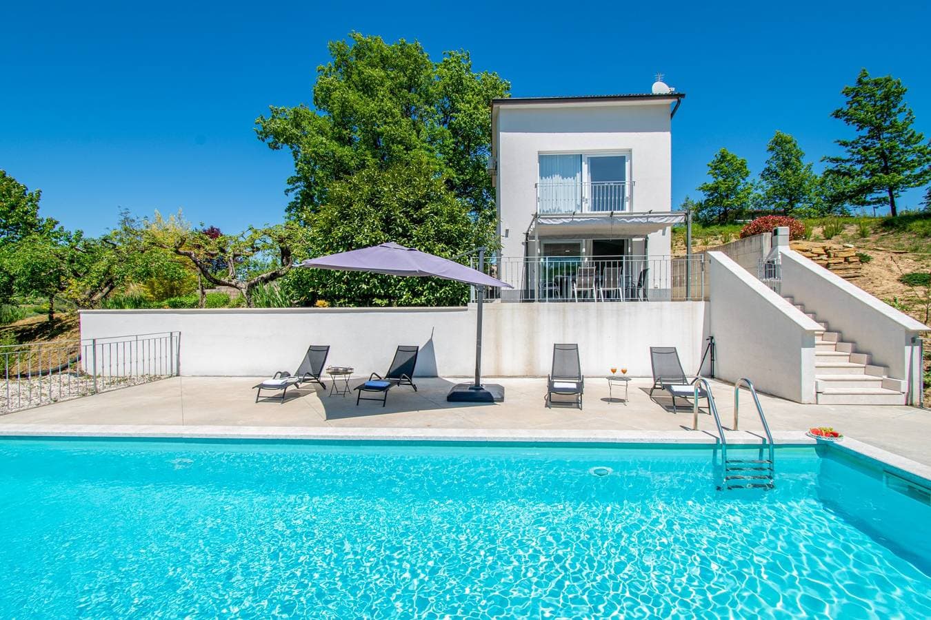 Foto 4 von 47: Ländliche alleinstehende schöne Villa mit privatem