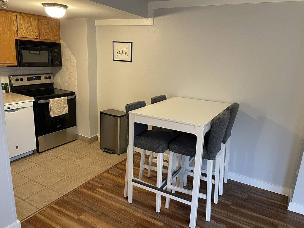 Foto 2 von 28: Modern Condo Ski In/Ski Out with Night Skiing - 2 Beds/Full Bath, Full Kitchen