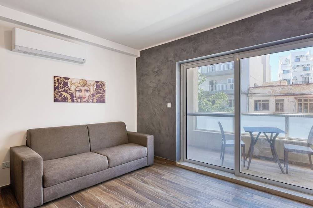 Modern 1Br apartment in Pietà with Balcony & WIFI 1