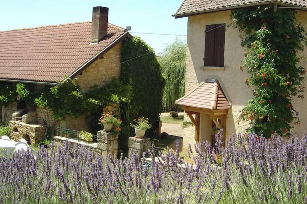 Traditional house in the heart of a farm 1