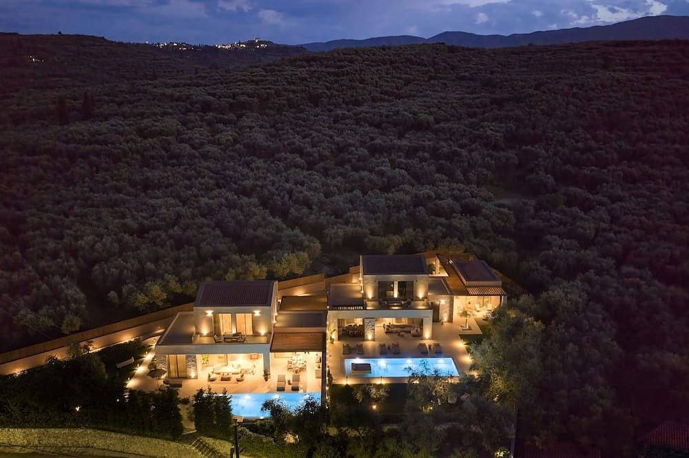 Foto 12 von 30: Valerozo Villa Maestosa - Pool, Jacuzzi & steps to the beach
