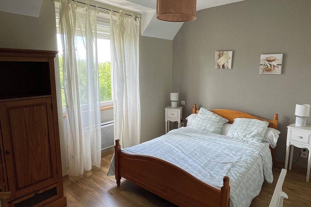 Foto 4 von 16: A charming, renovated house with an enclosed garden, located 1 km from Pors Carn Beach.