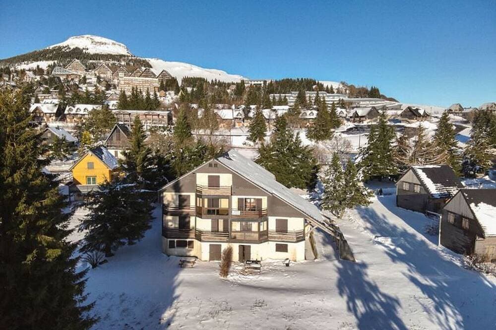 Foto 10 von 15: Studio in Besse-et-Saint-Anastaise mit Parkplatz und Blick auf die Cantal-Berge