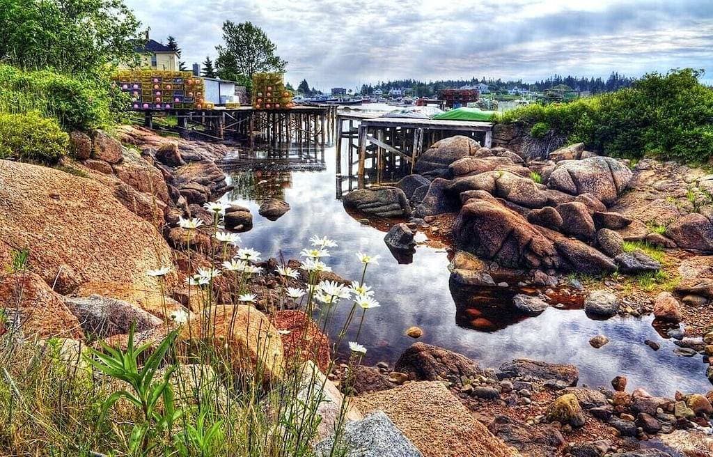 Foto 7 von 29: Beachfront Breezes 20 Steps To Water w/ Beach Firepit & Grill Near Acadia