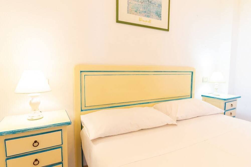 Foto 4 von 22: Diese gemütliche Wohnung befindet sich im Herzen von Torregrande, nur wenige Meter vom Strand entfernt, in einer Wohnanlage direkt am Meer und ist die ideale Lösung für einen entspannten Urlaub auf Sardinien. Die Unterkunft liegt nicht direkt zur Meer