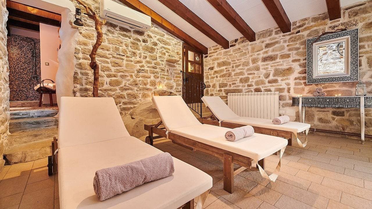 Foto 6 von 38: Ländliche Villa Katarina Gračišće mit Pools und einer Sauna