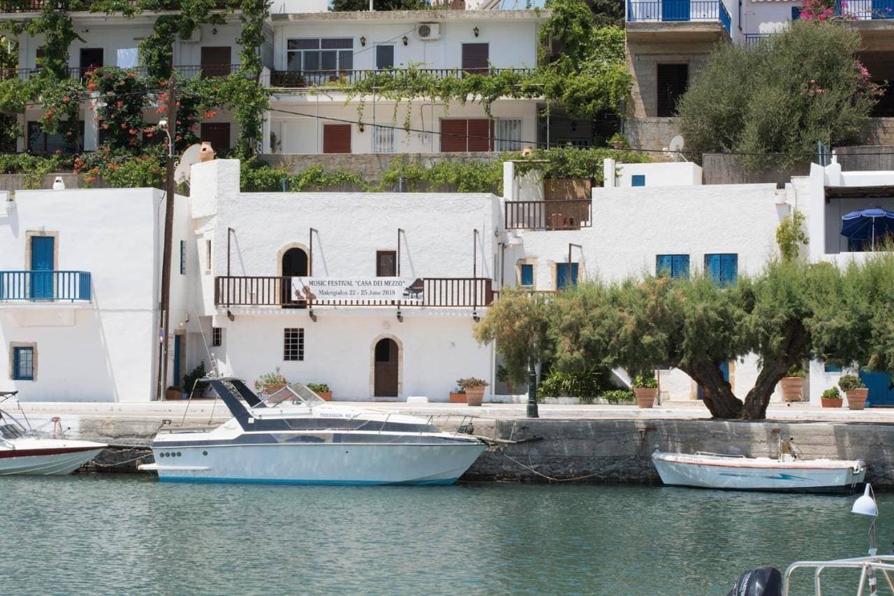 Τhe White Houses 1
