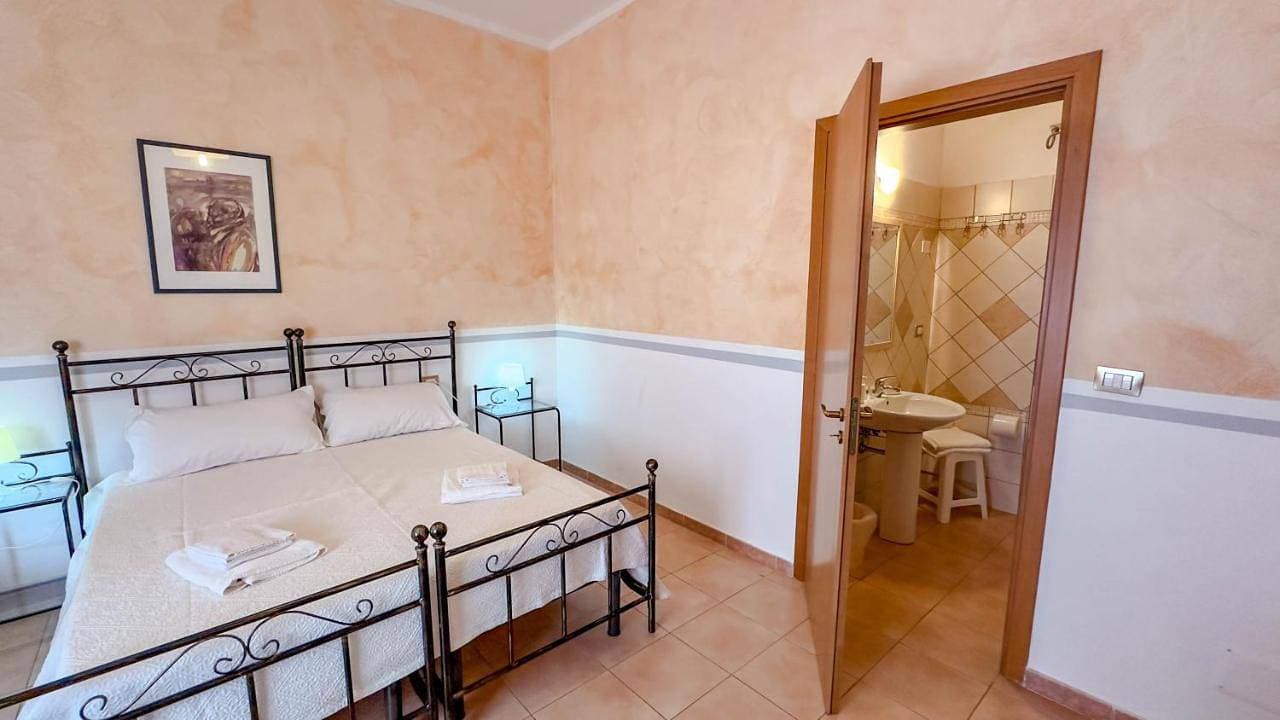 Foto 4 von 16: Double Room with Private Bathroom