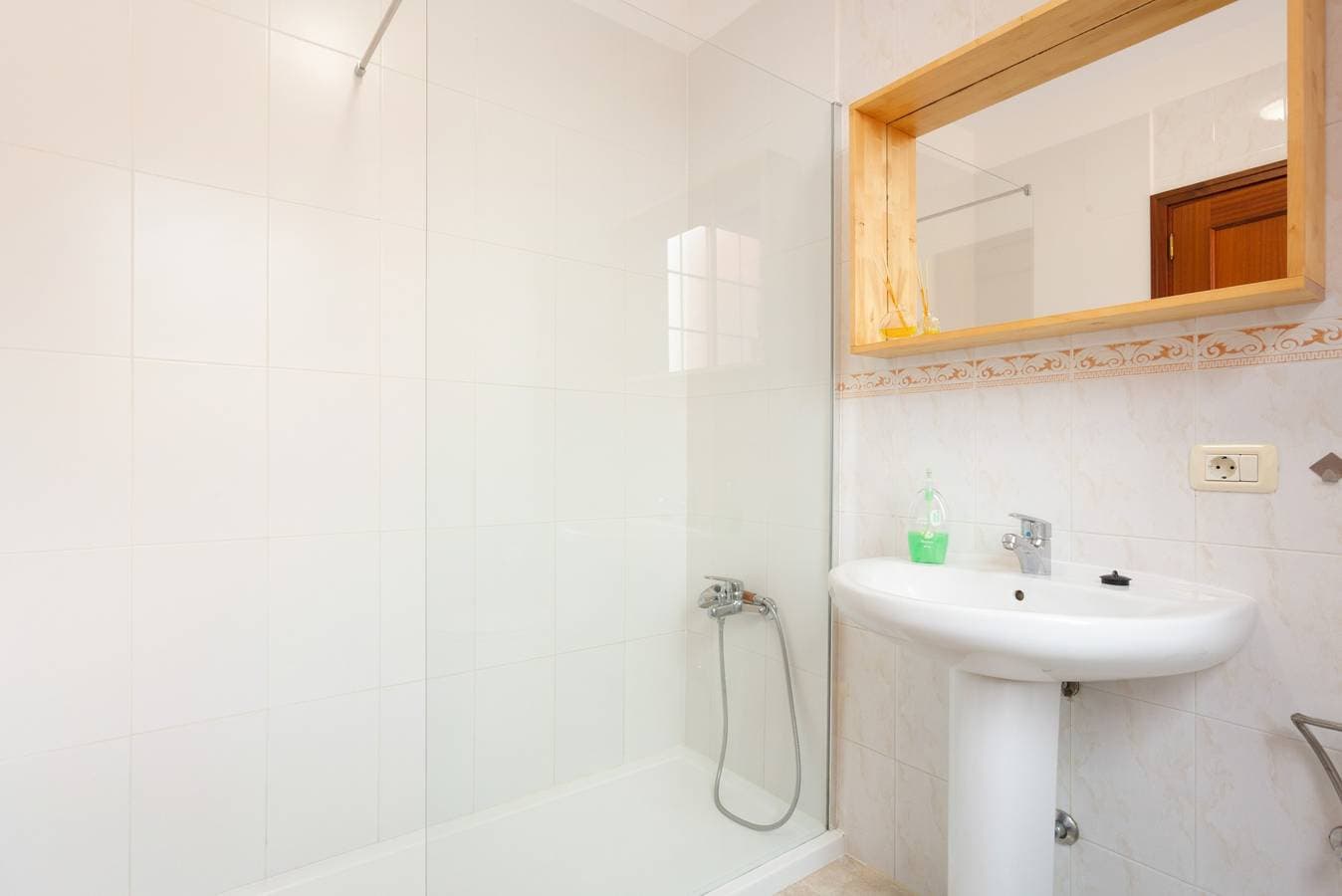 Foto 12 von 25: Ferienwohnung 'Tenohomes Warm and Comfortable' mit privater Terrasse, WLAN und Klimaanlage