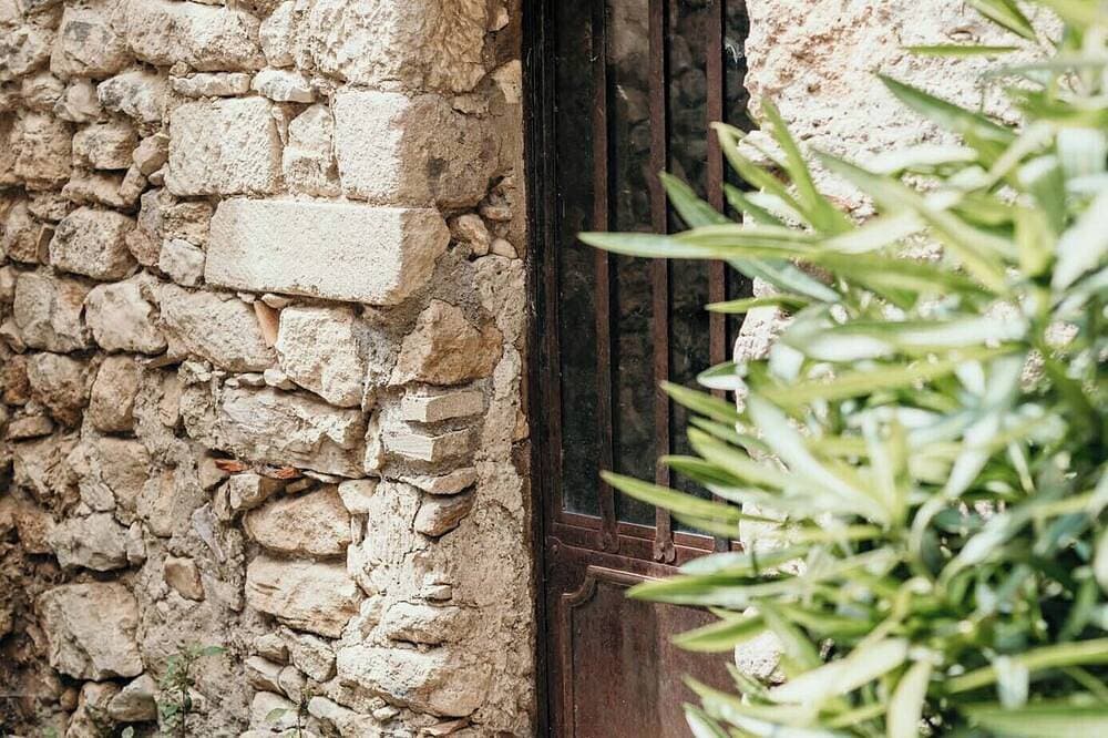 Foto 10 von 30: Charming 13th-Century Stone House with Infinity Pool in Provence 6 bedrooms AC