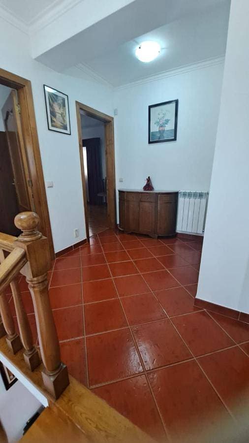 Foto 4 von 14: Three-Bedroom House