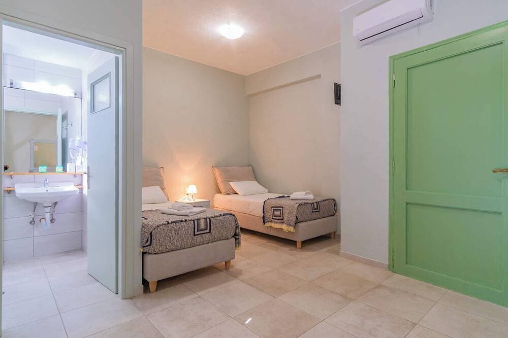 Foto 8 von 23: Elounda Christina Studios, Only Steps from the Sea