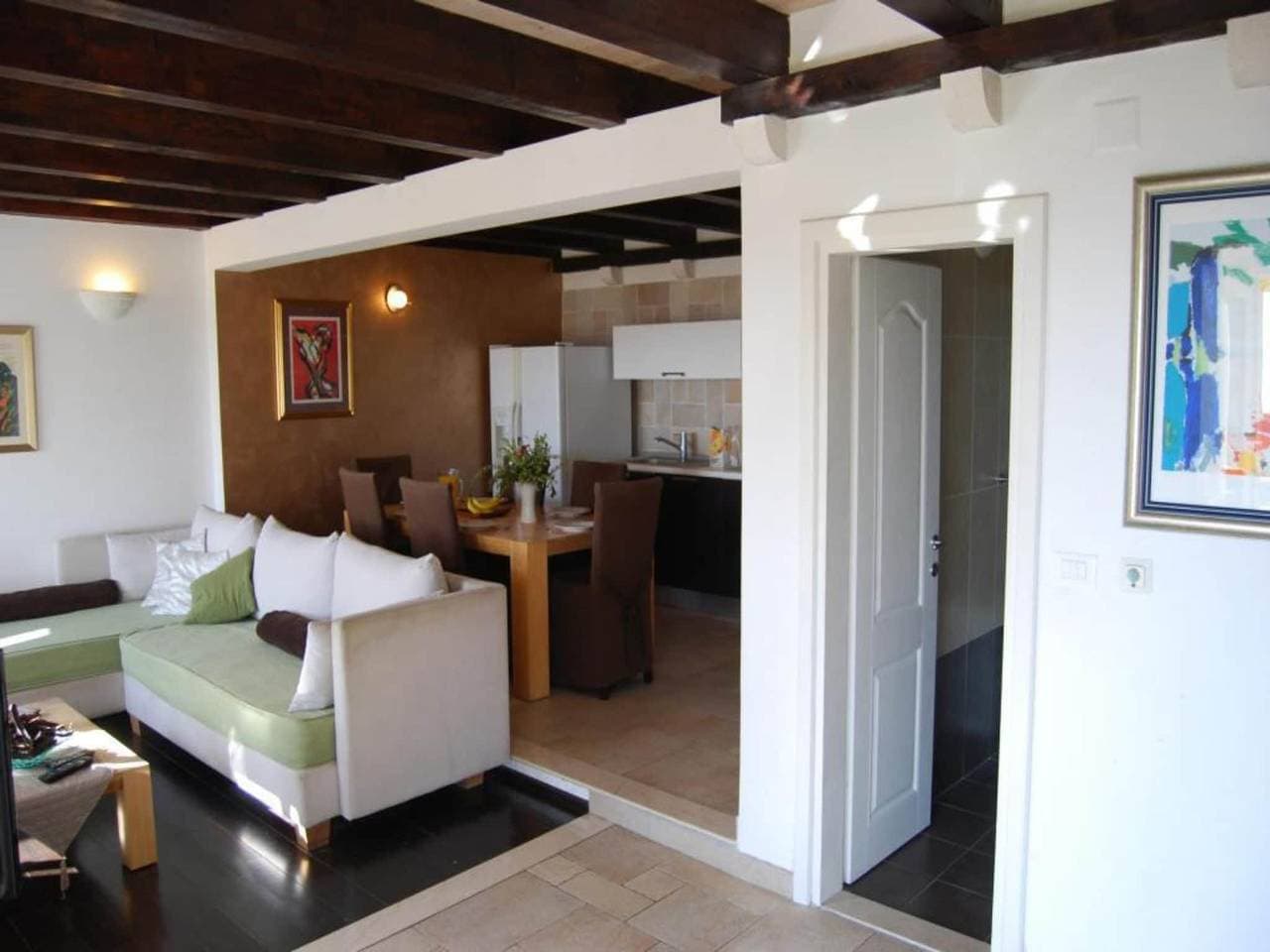 Foto 8 von 33: Villa Tony - Five Bedroom Villa with Terrace, Swimming Pool and Sea View