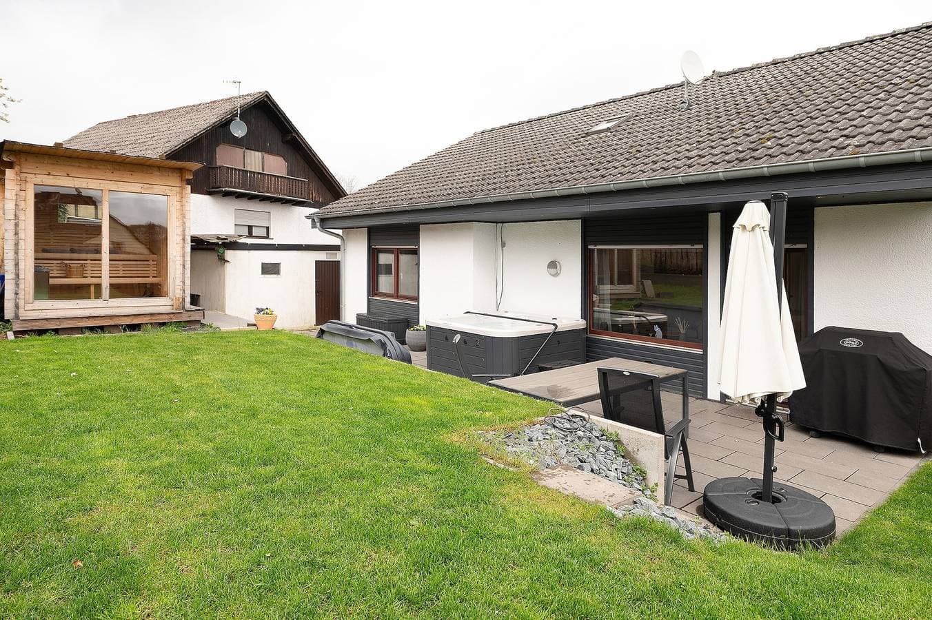Foto 2 von 24: Ferienhaus Eifel-Resort mit Garten, Sauna, Whirlpool, Terrasse und WLAN