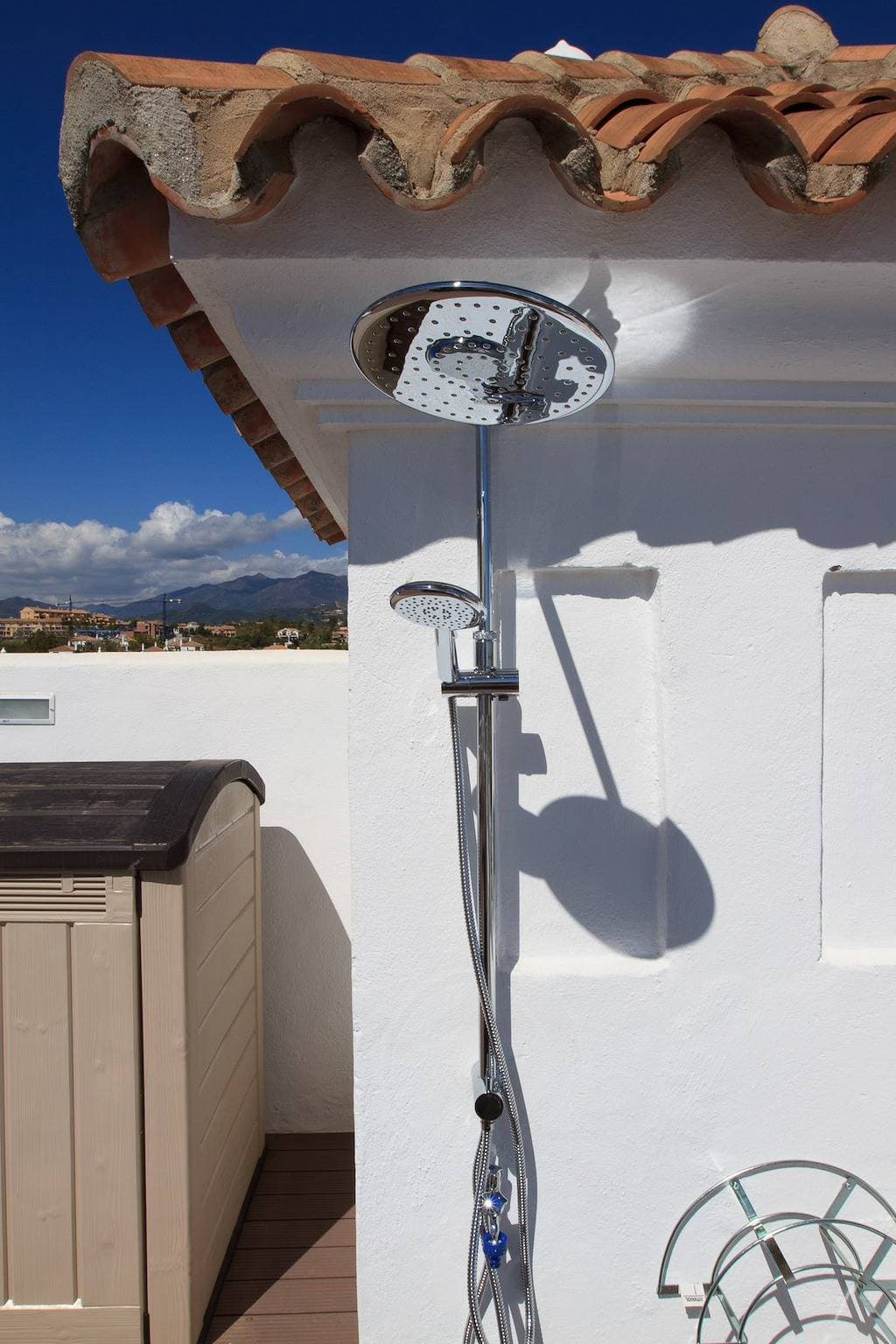 Foto 4 von 38: Top del Golf Hills Marbella - Large roof top lounge terrace