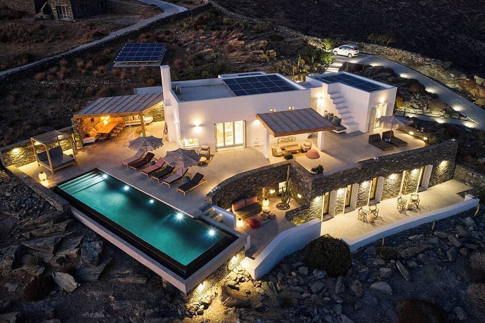Foto 4 von 30: Heavenly views from Villa Nites with stunning infinity pool