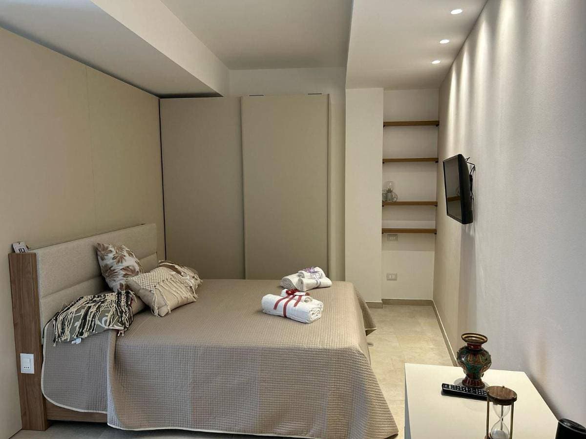 Foto 2 von 15: Studio Apartment with King Bed