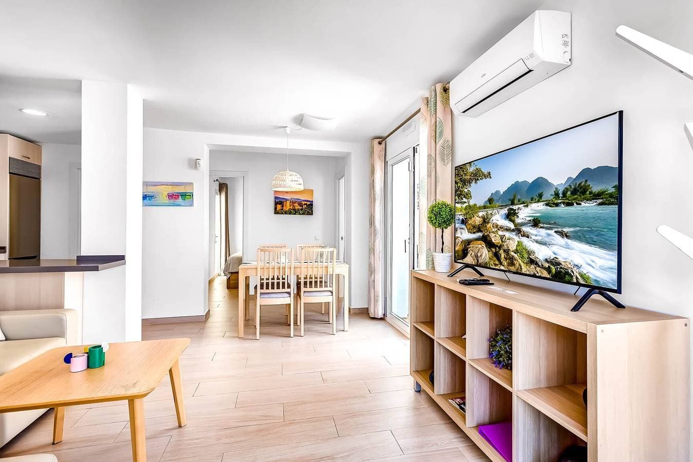 Foto 2 von 25: Ferienwohnung 'Torreblanca Deluxe Holiday Home' mit Meerblick, Gemeinschaftspool & WLAN