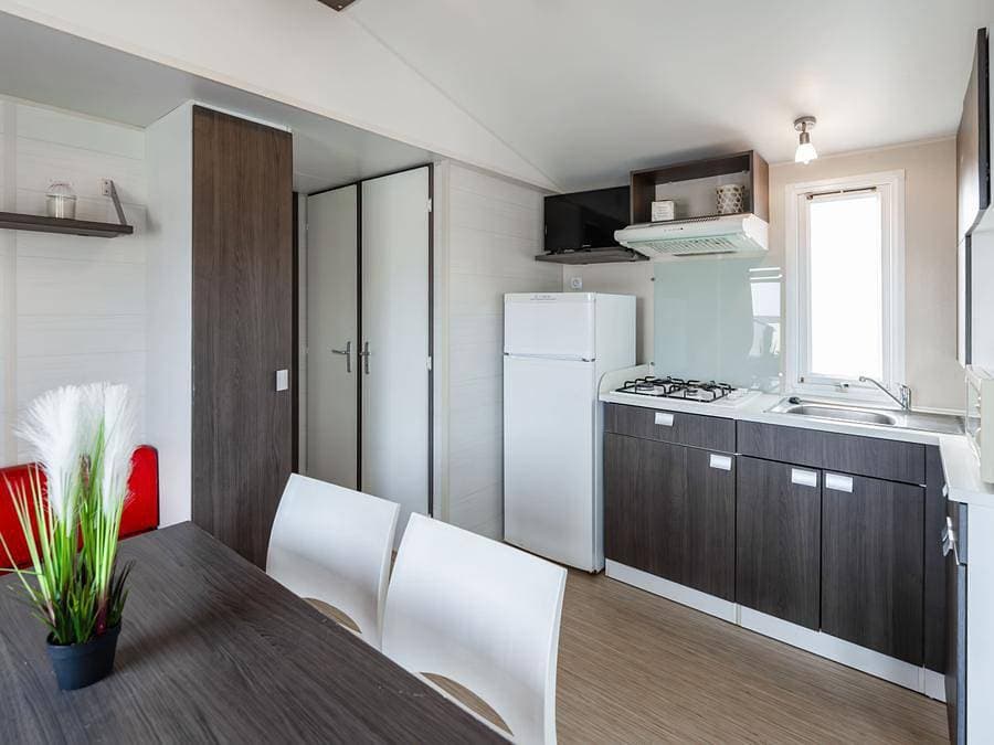 Foto 12 von 70: Camping Les Violettes  - Mobilheim 4 personen - Mobilheim Mouette (2 Zimmer) - integrierte Terrasse 4 pers.
