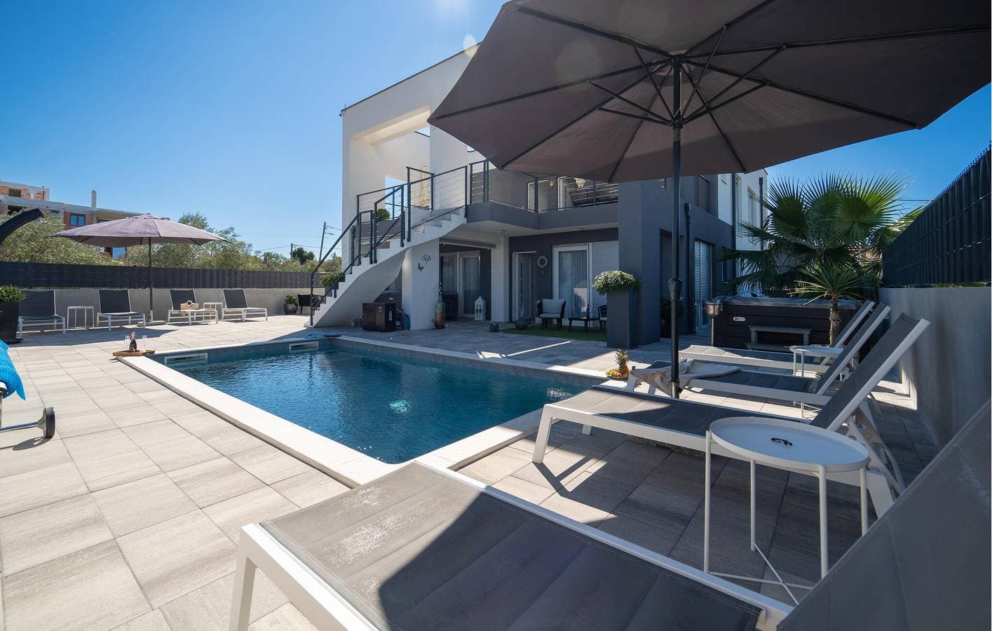 Foto 7 von 39: Gemütliche Ferienwohnung mit Pool, WLAN und Parkplatz, 1 km vom Strand Dječji Raj entfernt