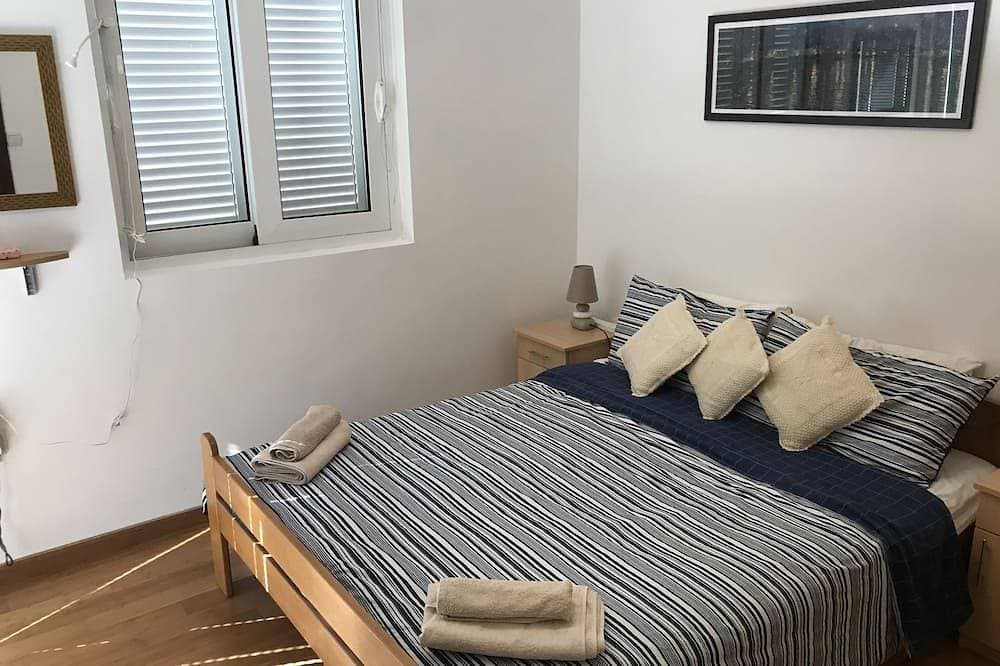 Foto 4 von 17: Erdgeschoss. Private Terrasse, Gemeinschaftspool, Blick über den Fjord auf die Altstadt von Kotor