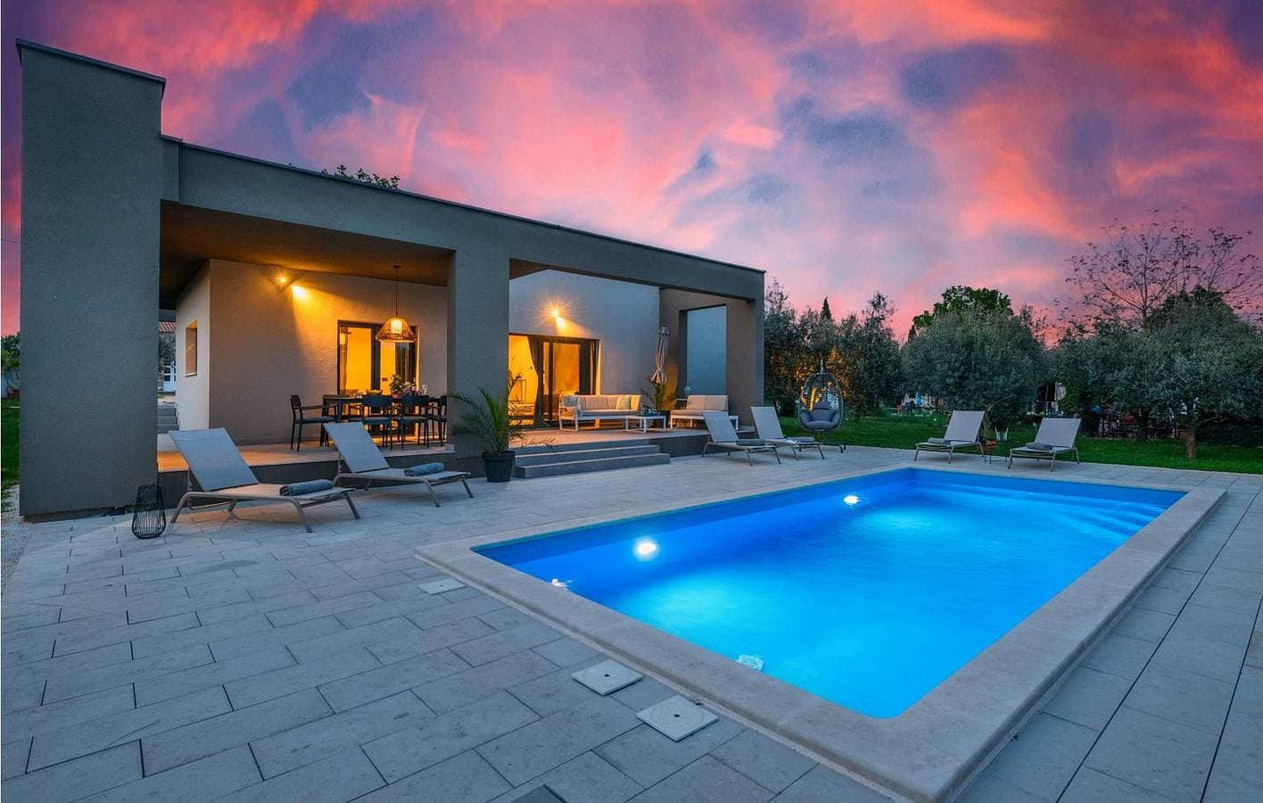 Modernes Apartment mit 2 Schlafzimmern, Pool, WLAN und Parkplatz in der Nähe des Zentrums von Manjadvorci 1