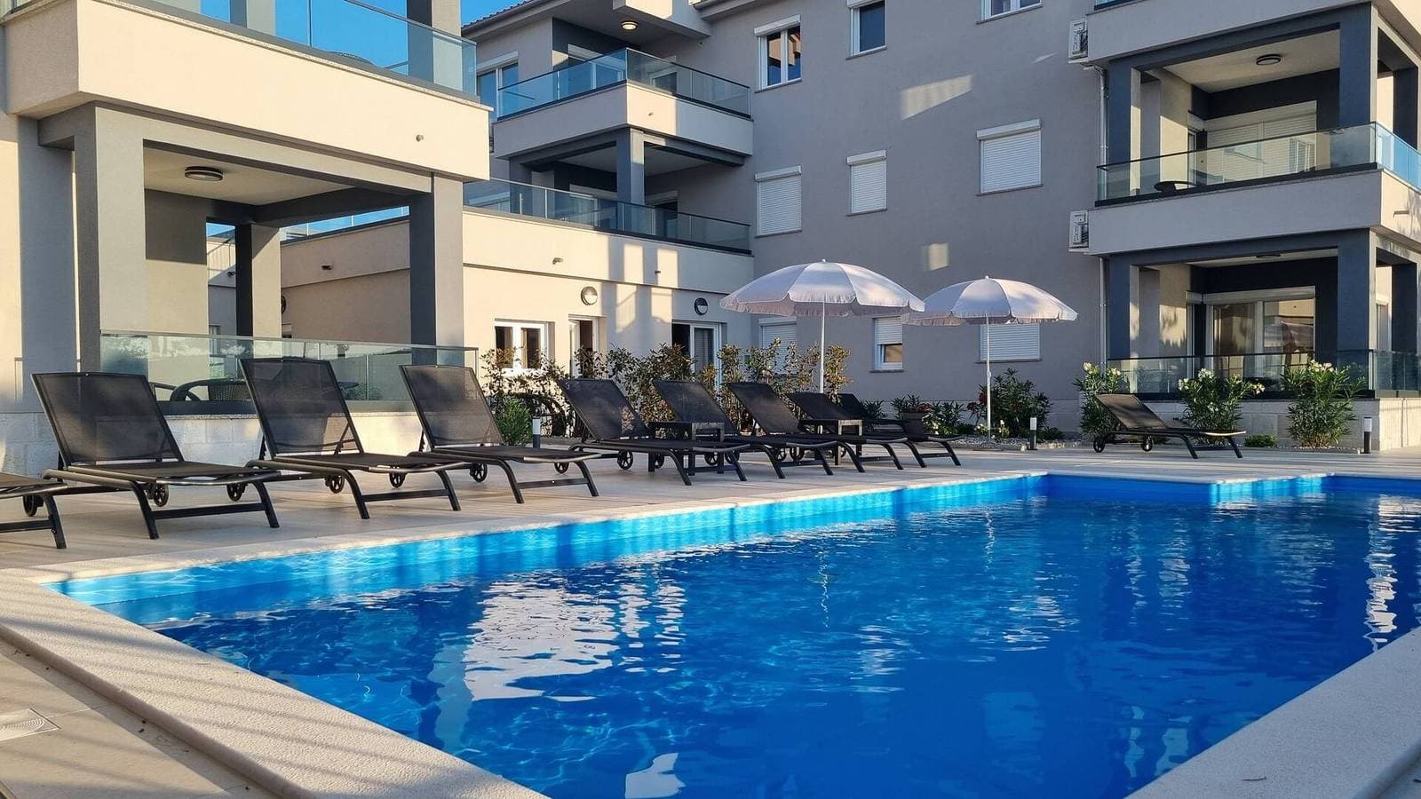 Foto 11 von 13: Luxusapartment Punta Silo - Studio, 30 m vom Meer, Meerblick, Swimmingpool, Außendusche, Smart-TV, Waschraum, privater Parkplatz