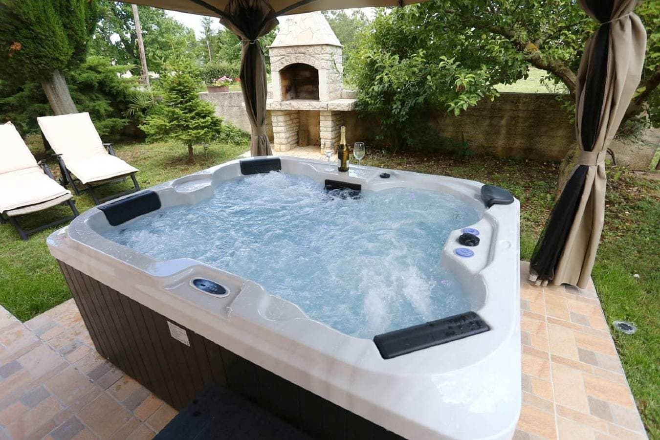 Herrliches Apartment mit Whirlpool, Liegestühlen bei Rovinj 1