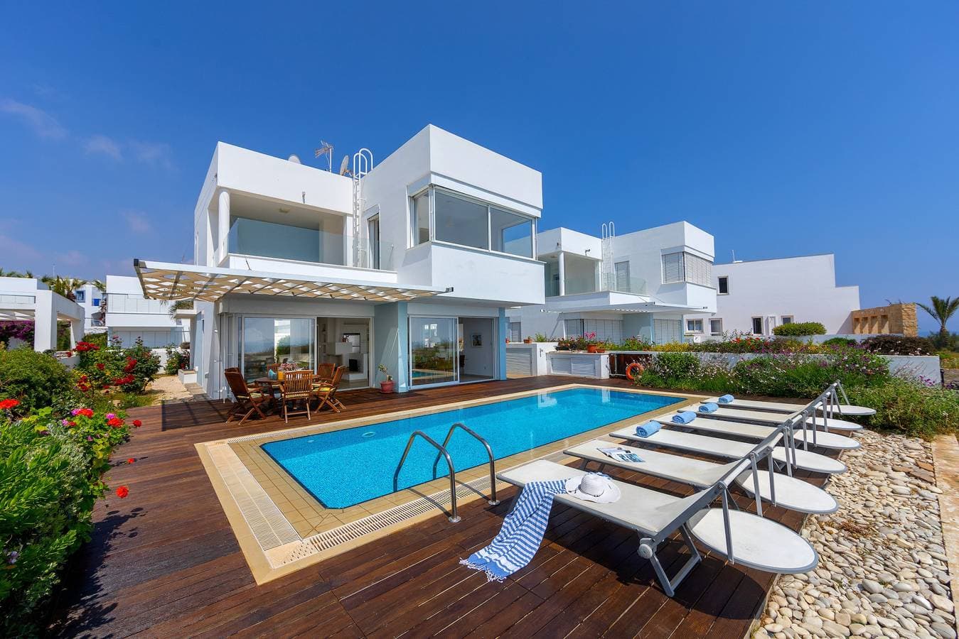 Foto 4 von 90: Protaras Seafront Villa Alia