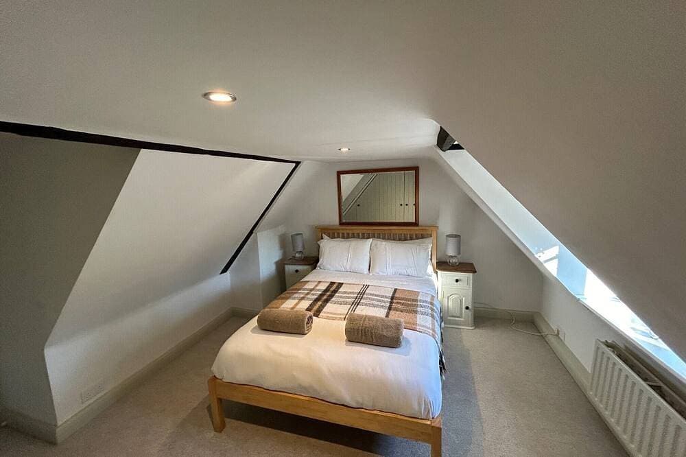 Beautiful 2 bedroom apartment sleeps 4 in the heart of Yalding. 1