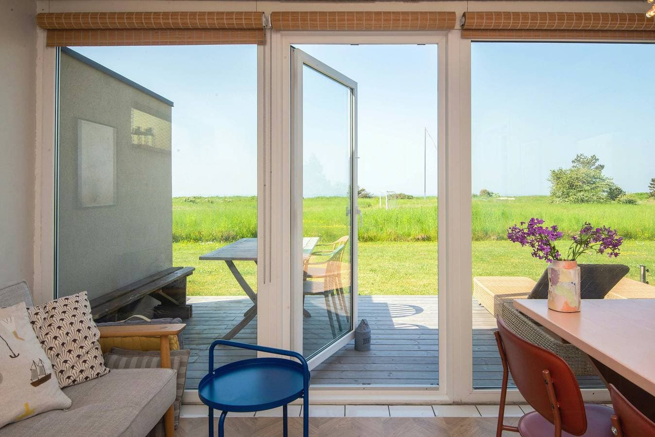 Foto 3 von 23: Kleines Haus mit Badesteg und Blick auf den Leuchtturm von Kegnæs