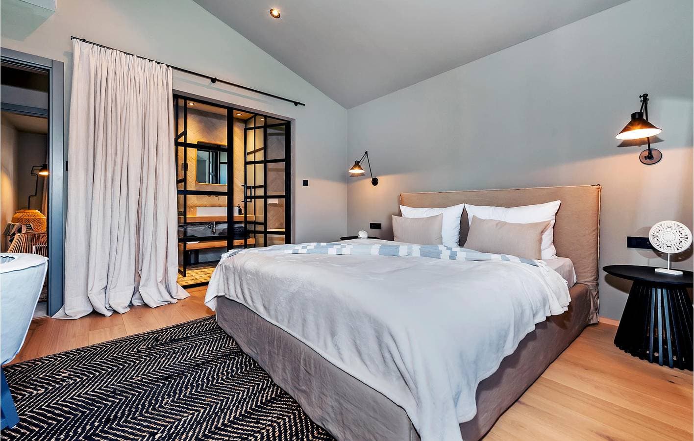 Foto 7 von 47: Modernes 200 m² großes Apartment mit Pool, WLAN und nur wenige Schritte vom Zentrum von Matohanci entfernt