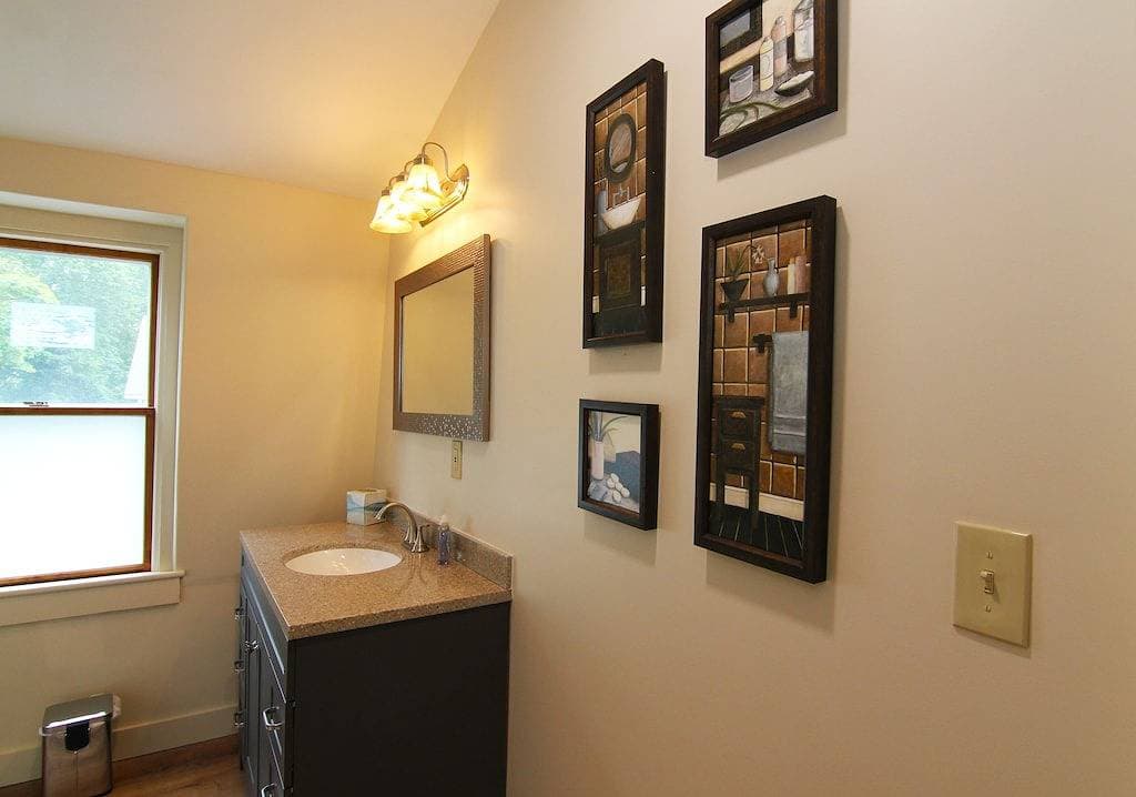 Renovated downtown Bar Harbor apartment, park and walk to shops and restaurants. 1
