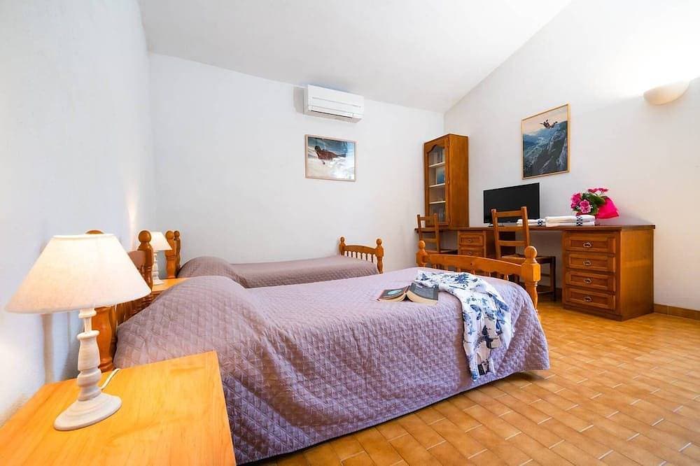 Foto 3 von 26: Villa 220 m² Seeblick - Swimmingpool und privater Tennisplatz