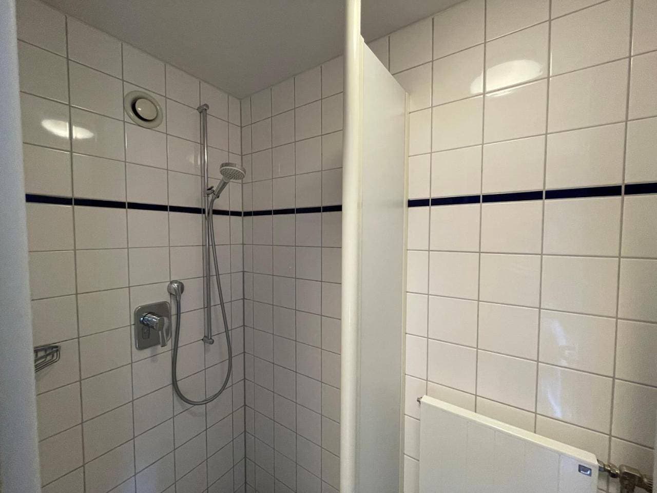 Foto 8 von 11: Twin Room with Private Bathroom