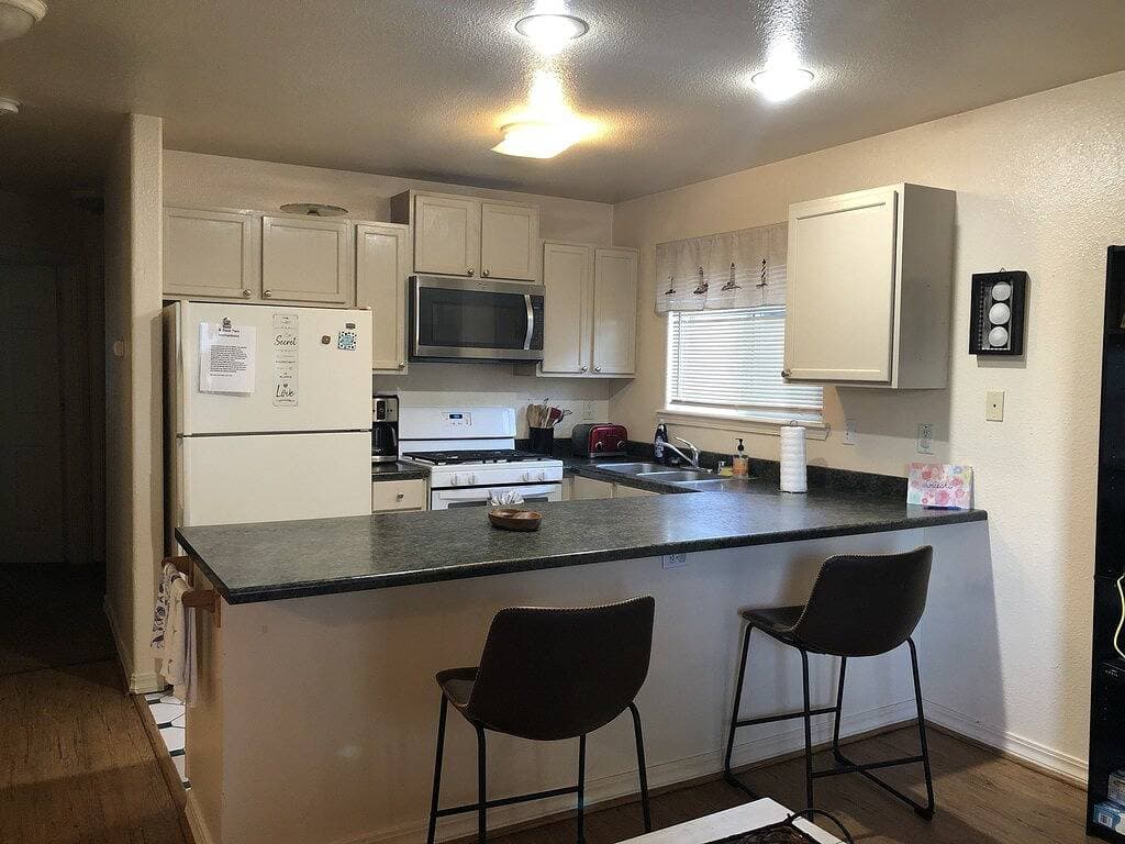 Foto 8 von 15: 2 Bäder, Esszimmer, Wohnzimmer, voll ausgestattete Küche mit Theke.