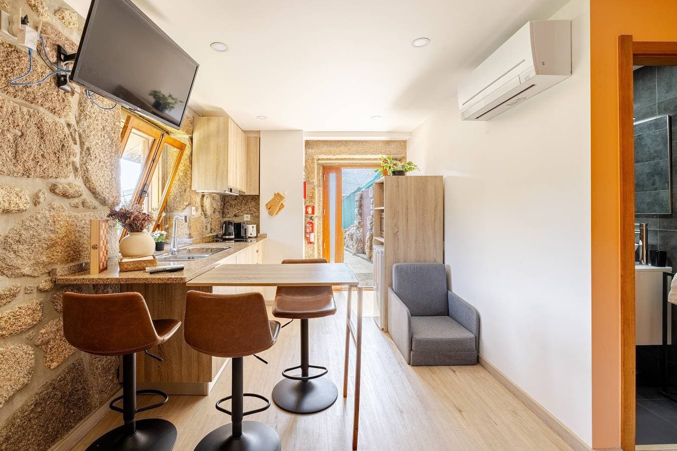 Foto 4 von 18: Ferienhaus 'Estúdio À Beira Da Água No Gerês' mit Seeblick, WLAN und Klimaanlage