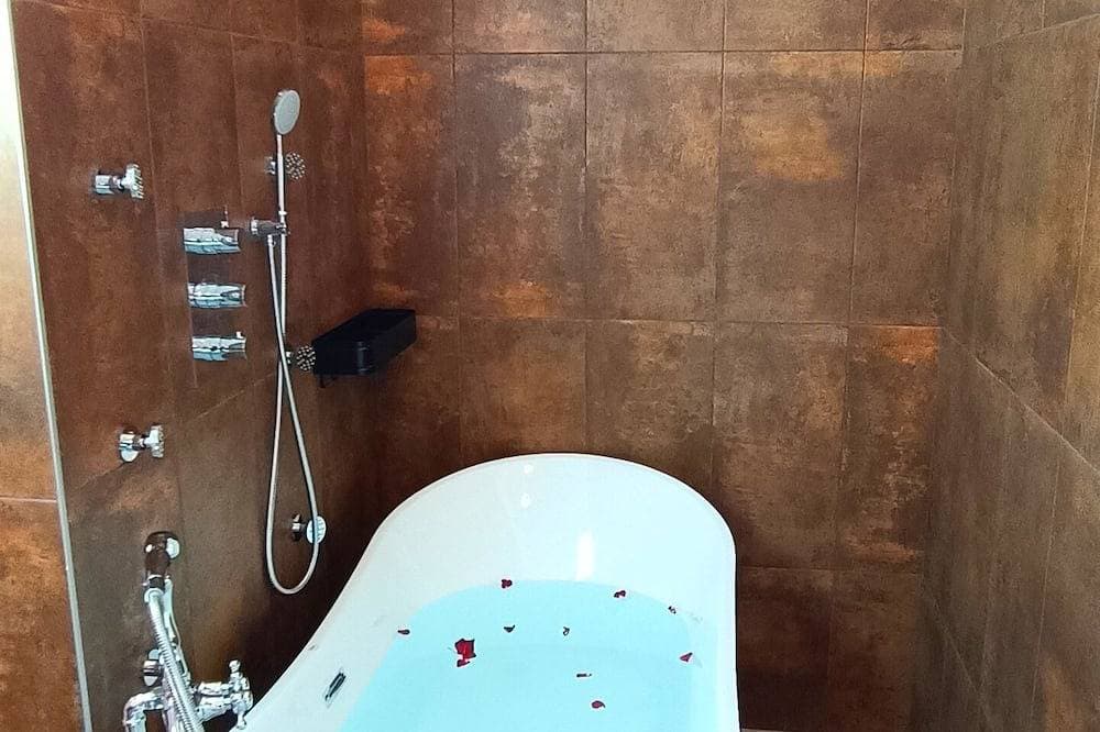 Foto 11 von 27: Gemütliches Apartment mit Whirlpool-Badewanne im Schlafzimmer und Katamaran-Netz