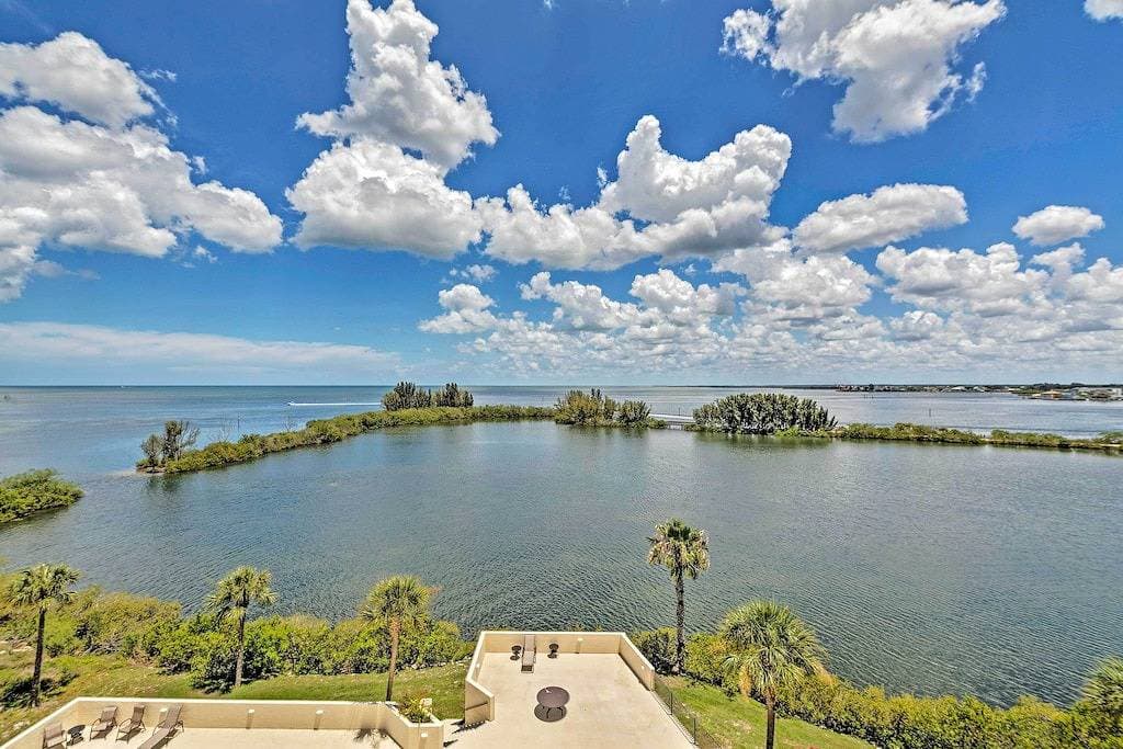 Foto 9 von 27: Modern Waterfront Hudson Condo w/ Resort Pool!