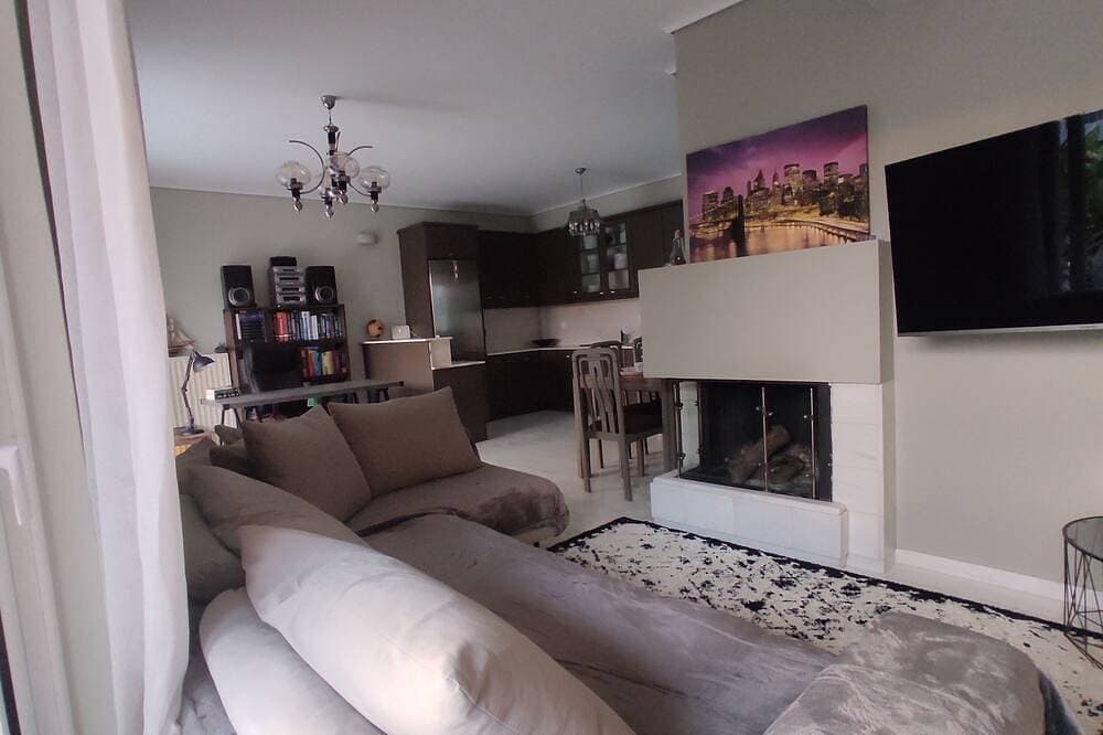 Grey Stones & Balcony: 2-bedroom apartment in lovely Patra with WiFi, AC 1