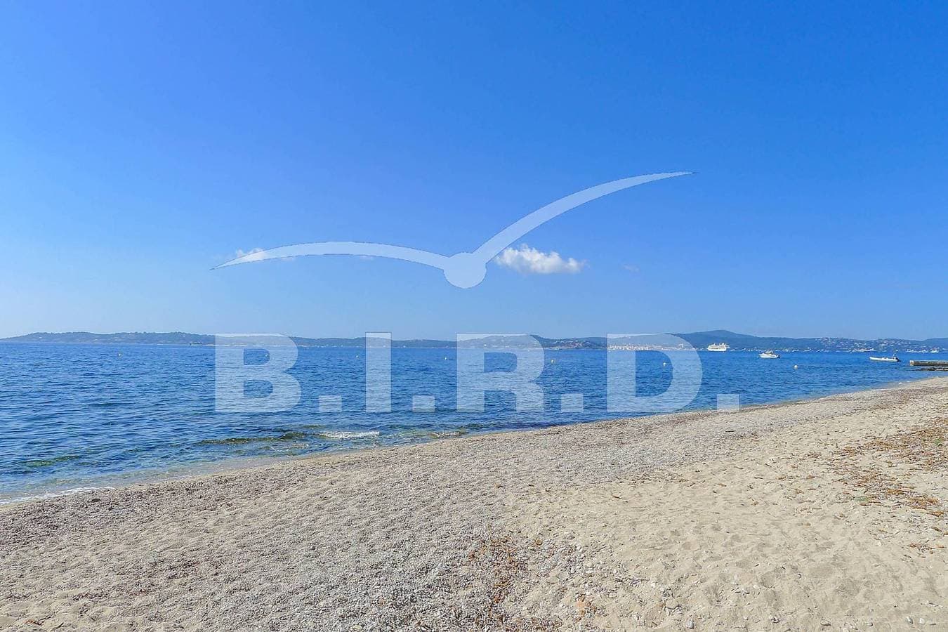 Foto 13 von 13: Wohnung in Sainte-Maxime mit Panoramablick aufs Meer, Schwimmbad und privatem Strandzugang